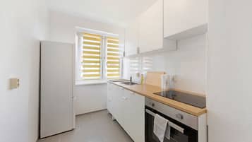 Kühlschrank, Ofen, Herdplatte, Wasserkocher