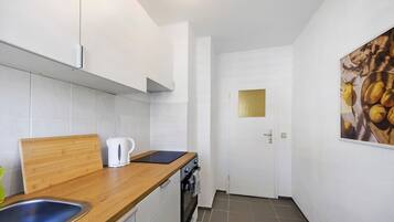 Kühlschrank, Ofen, Herdplatte, Wasserkocher