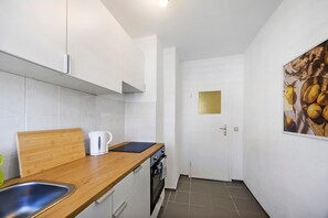 Réfrigérateur, four, plaque de cuisson, bouilloire électrique