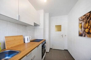 Fridge, oven, stovetop, electric kettle