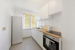 Een koelkast, een oven, een kookplaat, een waterkoker