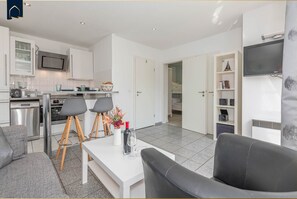 Refrigerador, parrilla de estufa, cafetera y tetera y tostadora