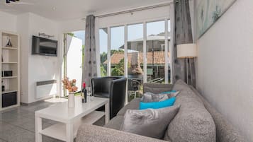 Una televisión, un reproductor estéreo