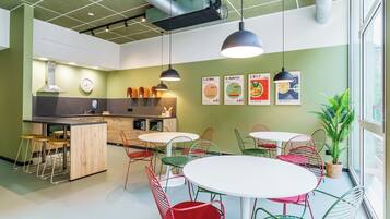 Lemari es di ruangan bersama dan microwave di ruangan umum