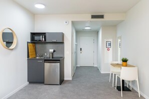 Studio | Cuisine privée | Réfrigérateur dans l'espace commun, micro-ondes dans l'espace commun
