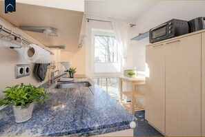 ثلاجة، ميكروويف، فرن، موقد طهي مسطح