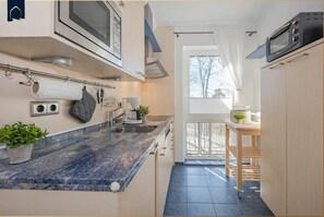 ثلاجة، ميكروويف، فرن، موقد طهي مسطح