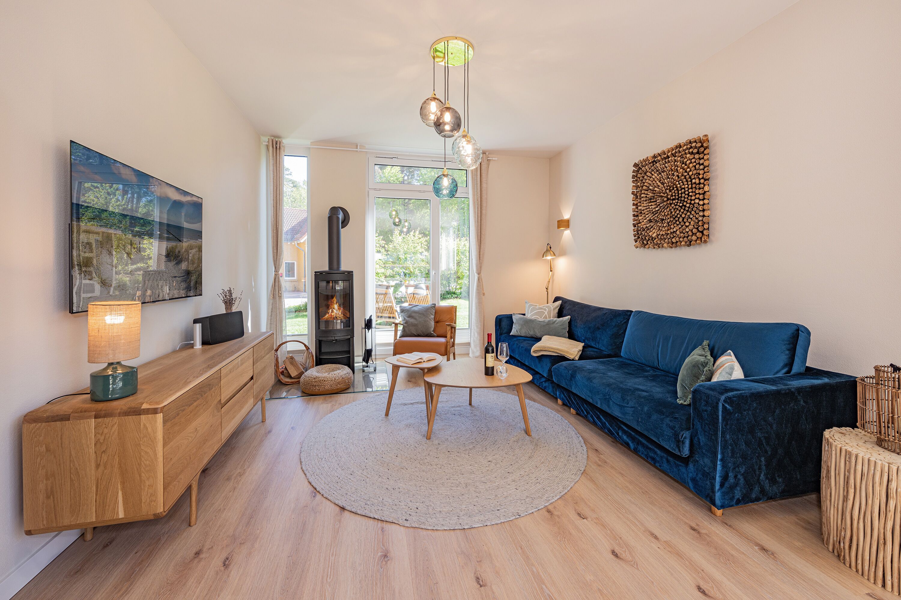 Un salon moderne avec un canapé bleu, une table basse en bois et une cheminée.