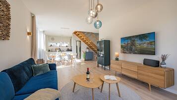 Fernseher, Kamin, Stereoanlage