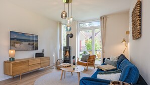 TV, fireplace, stereo - Exclusive thatched house with sauna & garden on Usedom (Loddin)