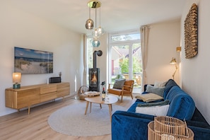TV, fireplace, stereo - Exclusive thatched house with sauna & garden on Usedom (Loddin)