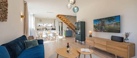 TV, fireplace, stereo