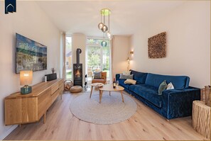 TV, fireplace, stereo