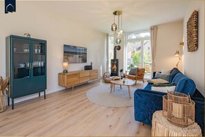 TV, fireplace, stereo