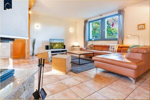 Tv, eldstad, dvd-spelare och böcker