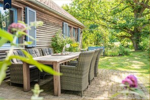 Outdoor dining - Modern vacation home with sauna & large garden, close to the lake & forest (Sellin)