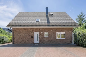Exterior - Modern vacation apartment with terrace, just 750 m from the Baltic Sea beach (Koserow)