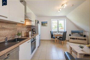 Fridge, microwave, oven, stovetop - Modern vacation apartment with terrace, just 750 m from the Baltic Sea beach (Koserow)