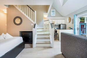 1 bedroom, iron/ironing board, WiFi, bed sheets - Whispering Pines - Ski-In-Out, Hot Tub & Shuttle (The Blue Mountains)