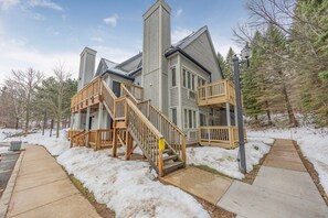 Exterior - Whispering Pines - Ski-In-Out, Hot Tub & Shuttle (The Blue Mountains)