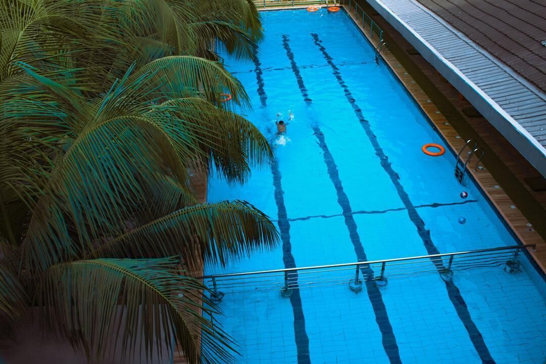Una piscina al aire libre