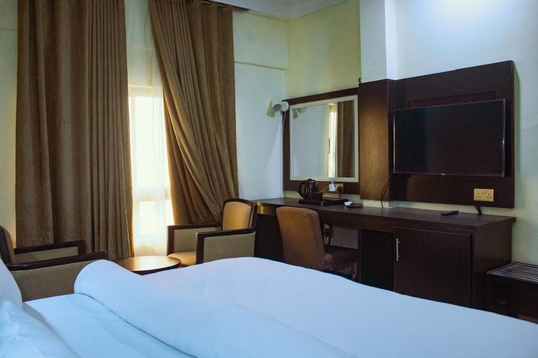 Escritorio, wifi gratis y ropa de cama 