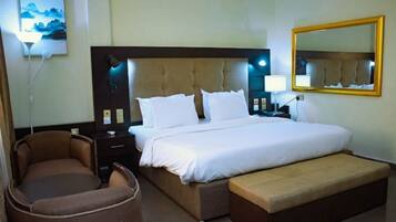 Quarto casal luxo, 1 cama de casal, chuveiro com barras de apoio, vista para o jardim | Escrivaninha, Wi-Fi de cortesia, roupa de cama