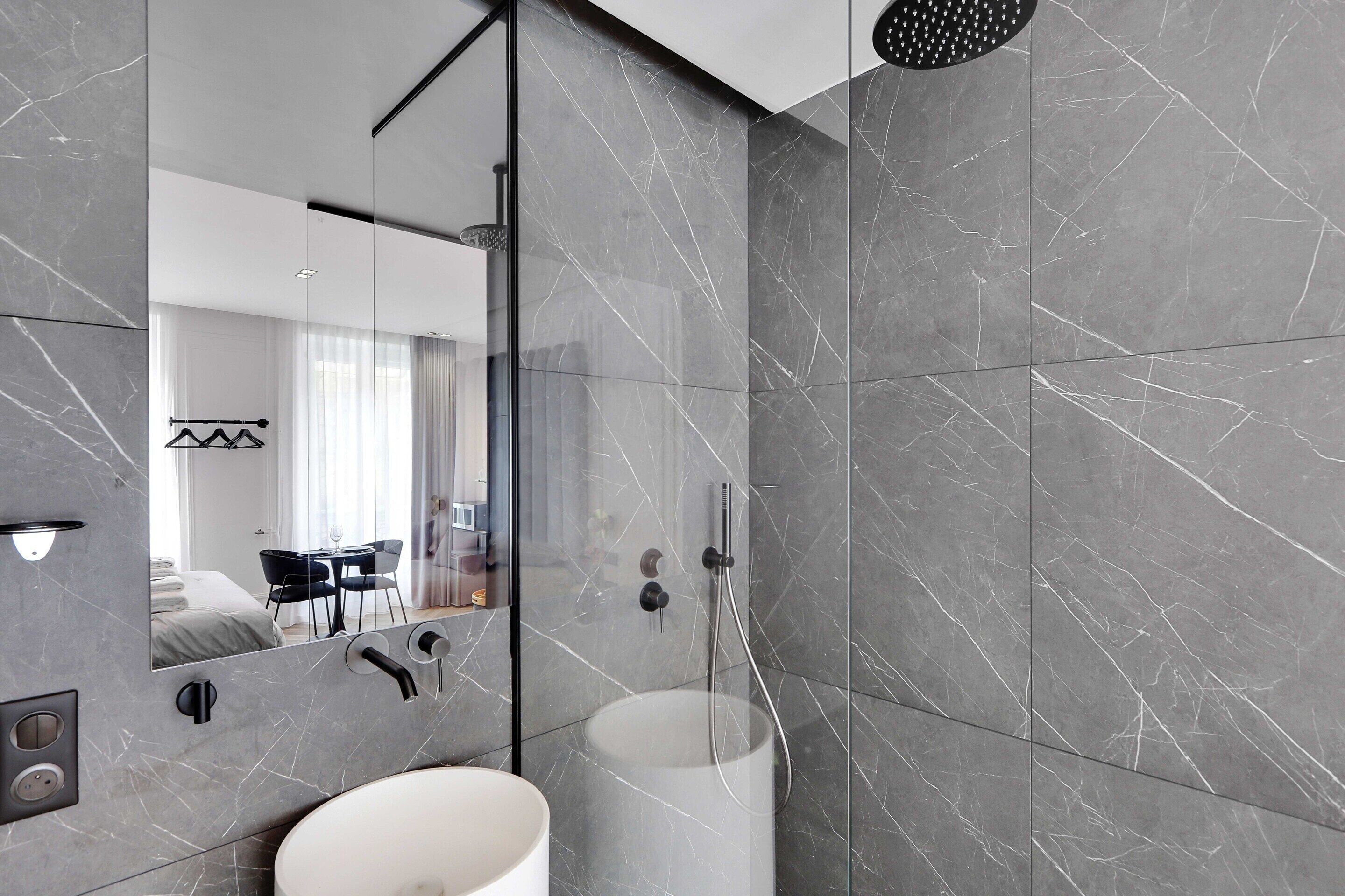 Appartement | Salle de bain | Baignoire, sèche-cheveux, serviettes fournies, savon