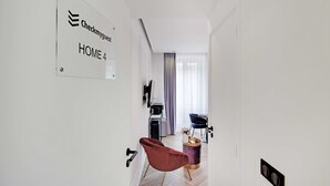 Une chambre d’hôtel avec une pancarte indiquant « Checkmyguests HOME 4 ».