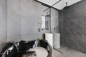 Appartement | Salle de bain | Baignoire, sèche-cheveux, serviettes fournies, savon