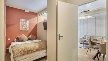 1 habitaciĂłn, tabla de planchar con plancha y ropa de cama