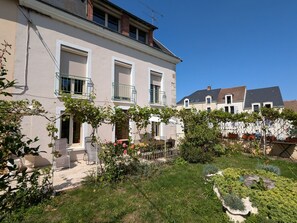 Exterior - Canal Cottage in Montargis: Charm, Gardens & Culture (Montargis)