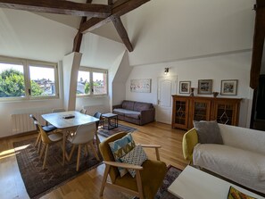 TV - Canal Cottage in Montargis: Charm, Gardens & Culture (Montargis)