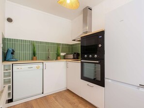 Een koelkast, een magnetron, een oven, een vaatwasser