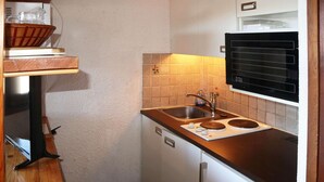 A compact kitchen with a sink, stove, and cabinets. - Studio at Les Orres 1650 for 4 pers, direct slopes access (Les Orres)