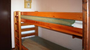 A bunk bed with a wooden frame and a green mattress. - Studio at Les Orres 1650 for 4 pers, direct slopes access (Les Orres)