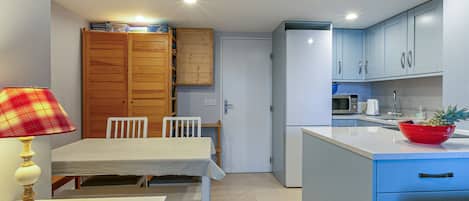 冷蔵庫、電子レンジ、オーブン、コンロ