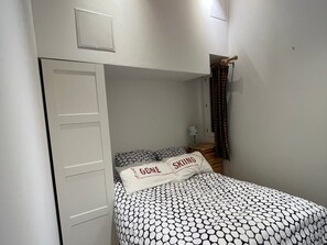 2 室のベッドルーム、WiFi (無料)、ベッドシーツ