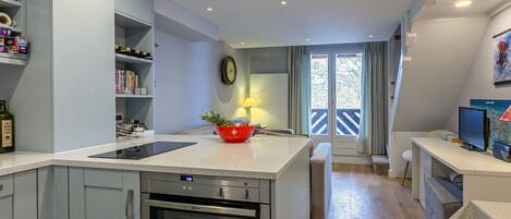 Frigorifero, microonde, forno, piano cottura