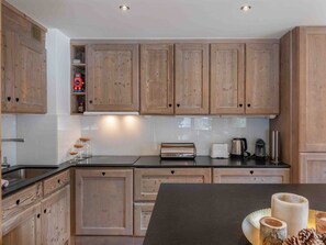 Réfrigérateur, four à micro-ondes, un four, surface de cuisson