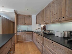 Réfrigérateur, four à micro-ondes, un four, surface de cuisson