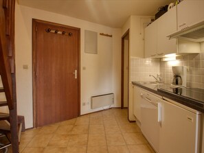 Fridge, dishwasher