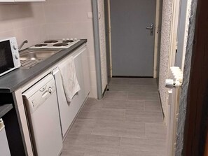 Réfrigérateur, four à micro-ondes, lave-vaisselle