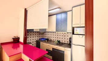 Fridge, cookware/dishes/utensils