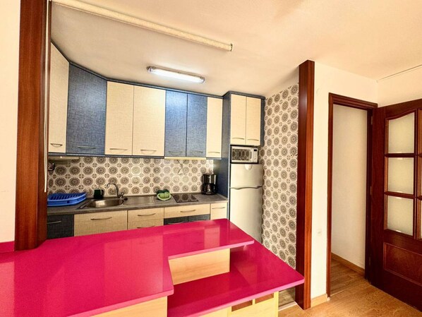 Fridge, cookware/dishes/utensils