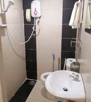 Classic Room | Bathroom | Shower, free toiletries, hair dryer, towels