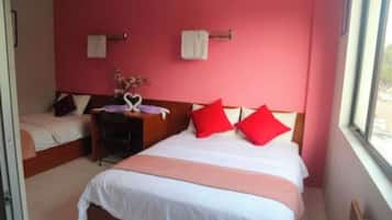 Escritorio, espacio para trabajar con laptop y wifi gratis