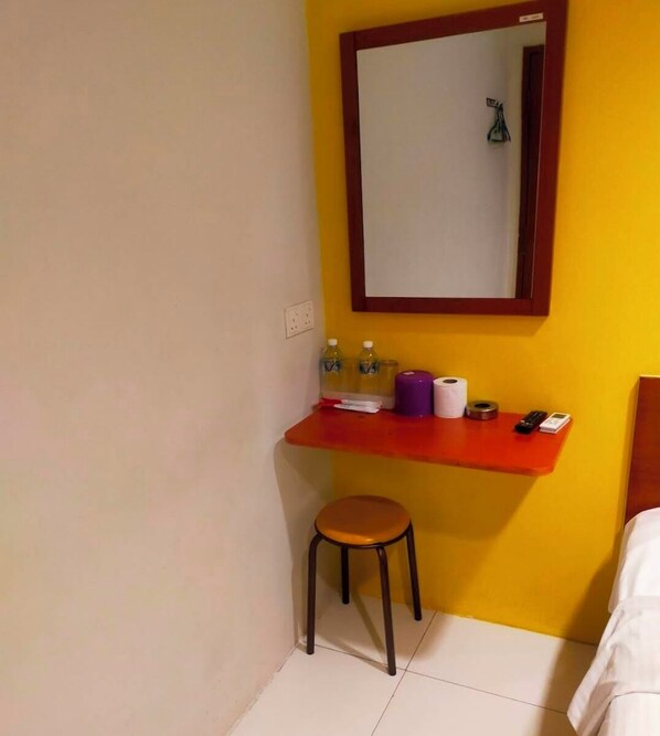 Classic Room | Desk, laptop workspace, free WiFi