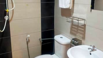 Classic Room | Bathroom | Shower, free toiletries, hair dryer, towels