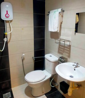Classic Room | Bathroom | Shower, free toiletries, hair dryer, towels